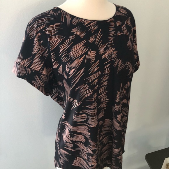 ✨2/$25 cabi Tate Printed Short Sleeve Black Top - Picture 6 of 9